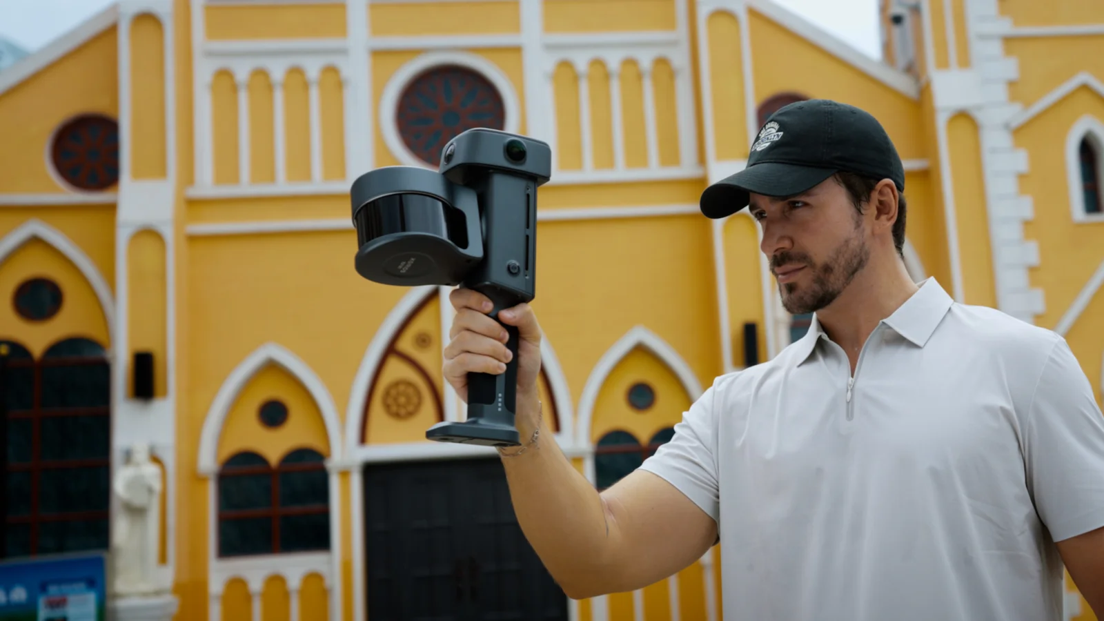 Operador capturando um edifício com o Lixel L3