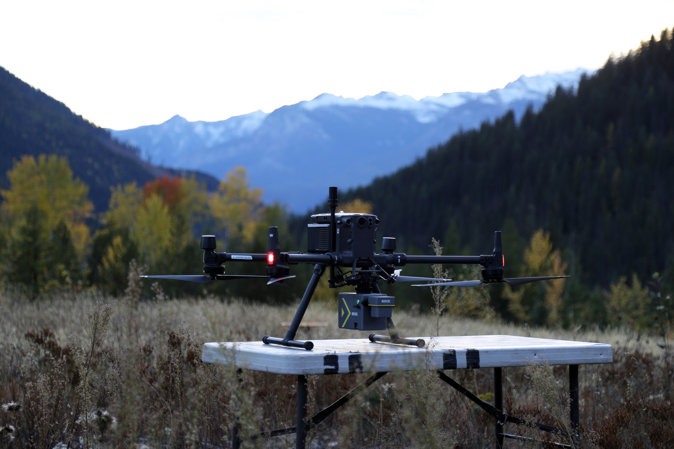 Die ROCK Ultra-Drohne im Flug über dem Korridor der Zufahrtsstraße zur Skistation.