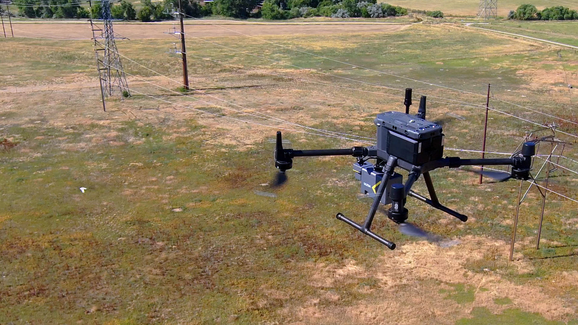 LiDAR con dron ROCK Ultra volando un corredor eléctrico para cartografiar líneas y vegetación
